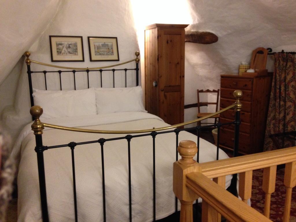 Thatch Cottage Lacock Room photo